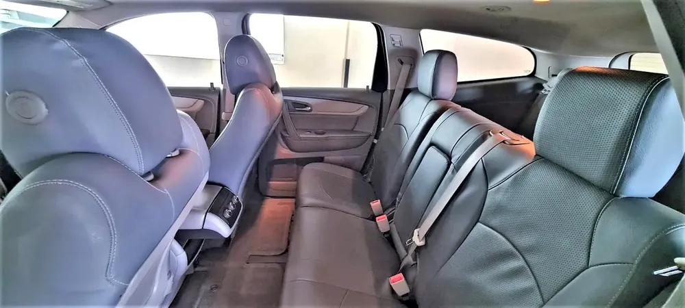 BEST!!!  CHEVROLET TRAVESE LS GCC IN MINT CONDITION !!! - Image 4