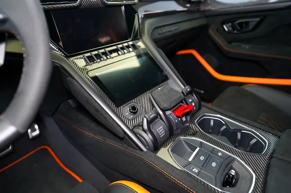 CARBON BONNET | CARBON INTERIOR | CARBON EXTERIOR | AKRAPOVIC EXHAUST | DEALER WARRANTY | GCC - Image 9