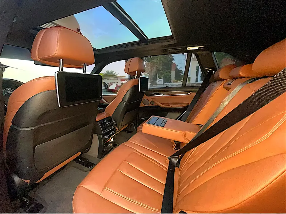 2018 AED 1,280 PM | BMW X5 | Xdrive50i | M SPORT  | FULL SERVICE HISTORY | 4.4L V8 | 0% DOWNPAYMENT - Image 17
