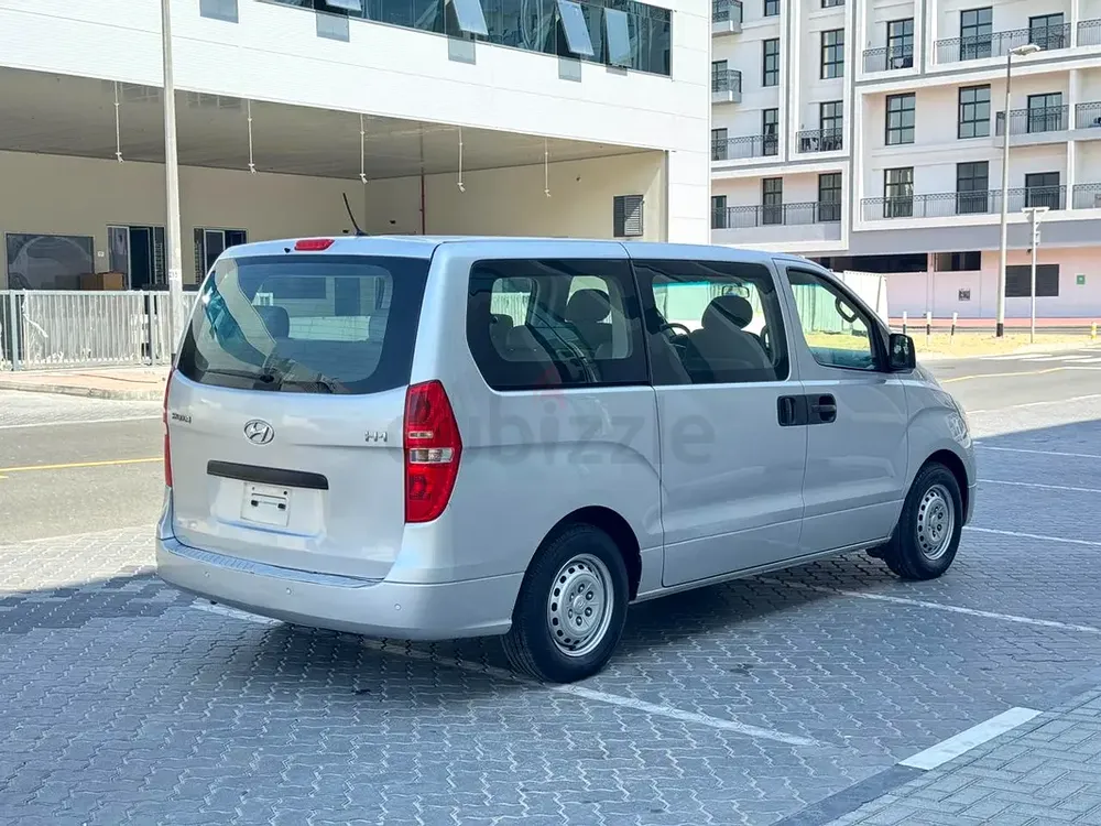 2018 Hyundai H1 GCC Specs - Reliable 12-Seater Passenger Van - Image 9