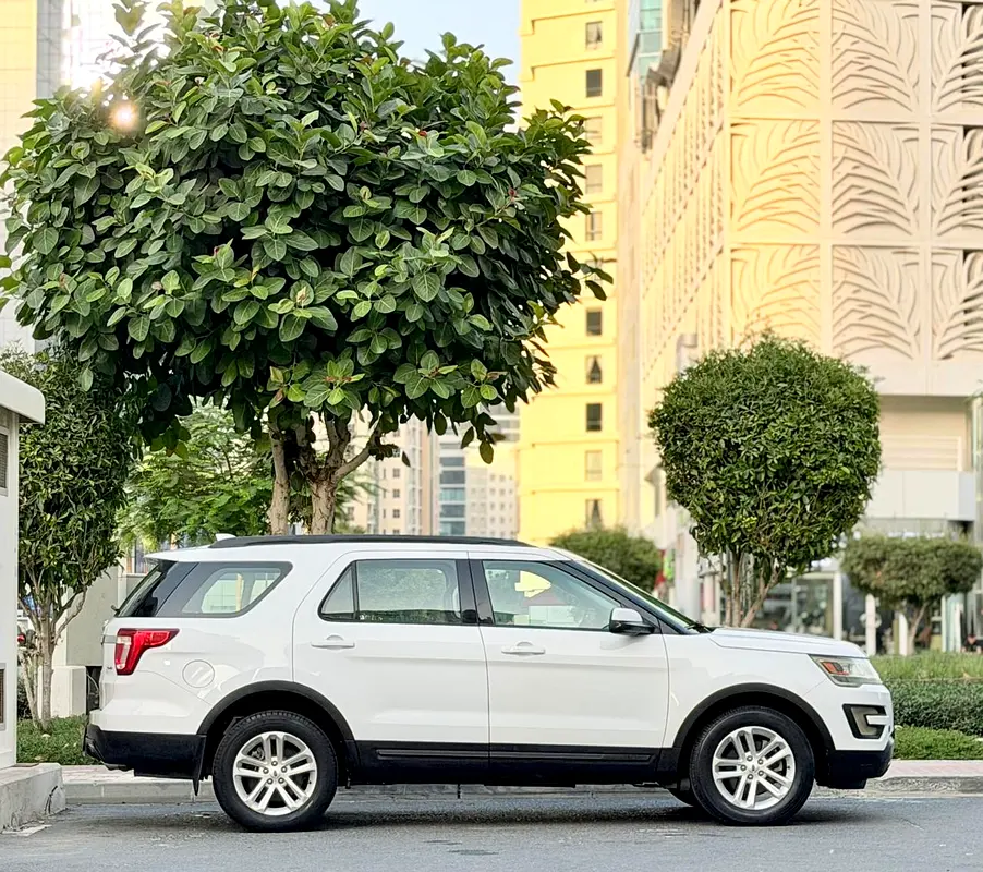 Ford Explorer XLT 2017 GCC Specs - Well Maintained SUV - Image 4