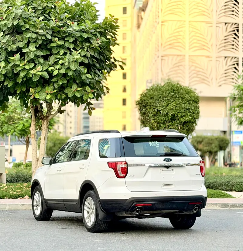 Ford Explorer XLT 2017 GCC Specs - Well Maintained SUV - Image 5