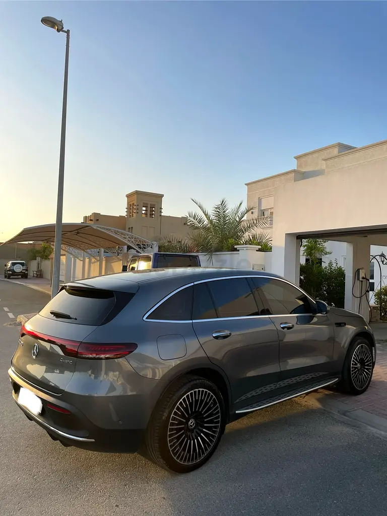 Mercedes-Benz EQC 400 4Matic 2022 - GCC Specs - Image 4