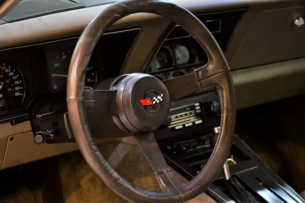 Chevrolet Corvette C3 ( COLLECTOR EDITION ) 1982 Model! in Copper / Golden Color! American Specs - Image 11