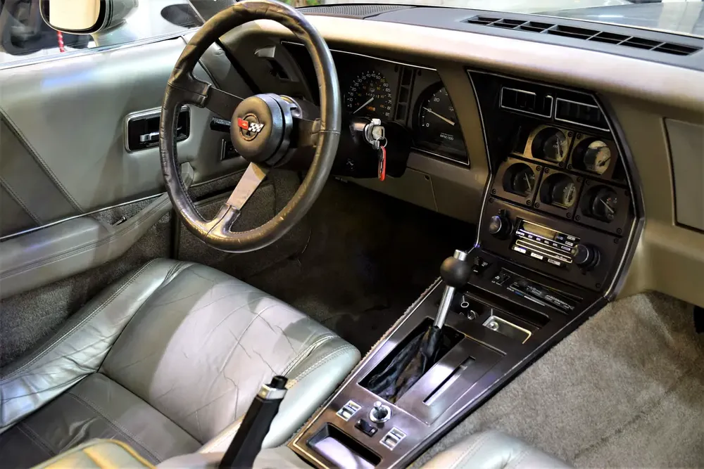 Chevrolet Corvette C3 ( COLLECTOR EDITION ) 1982 Model! in Copper / Golden Color! American Specs - Image 12
