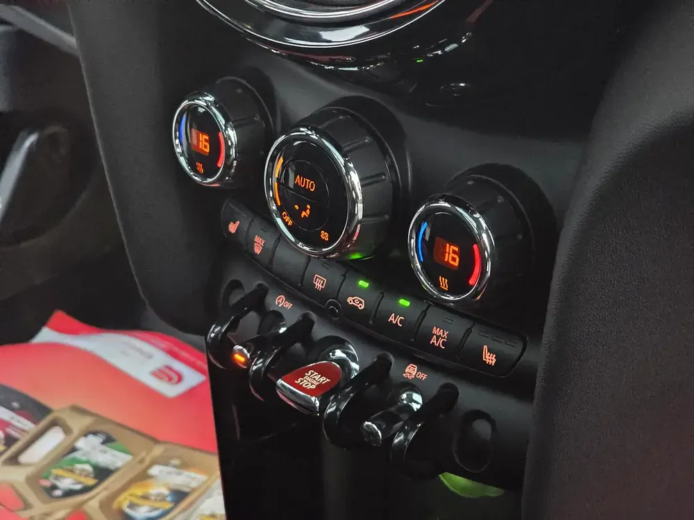 2019 MINI Cooper Hatchback - Very Fuel Effecient - Excellent Condition - Image 11