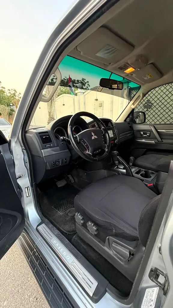 Mitsubishi Pajero GLS Mid Option GCC Specs Accident Free well Maintained - Image 10