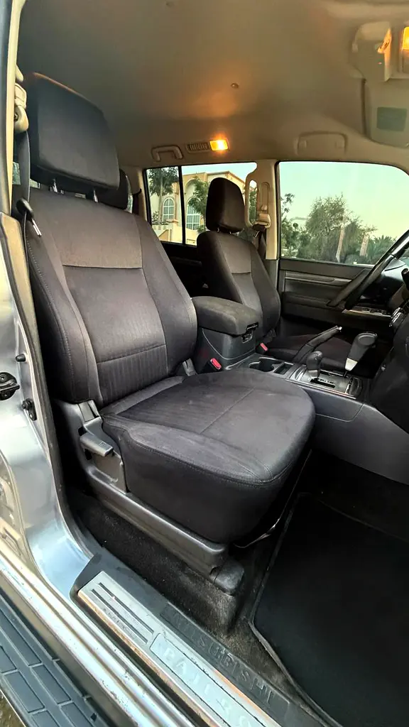 Mitsubishi Pajero GLS Mid Option GCC Specs Accident Free well Maintained - Image 12