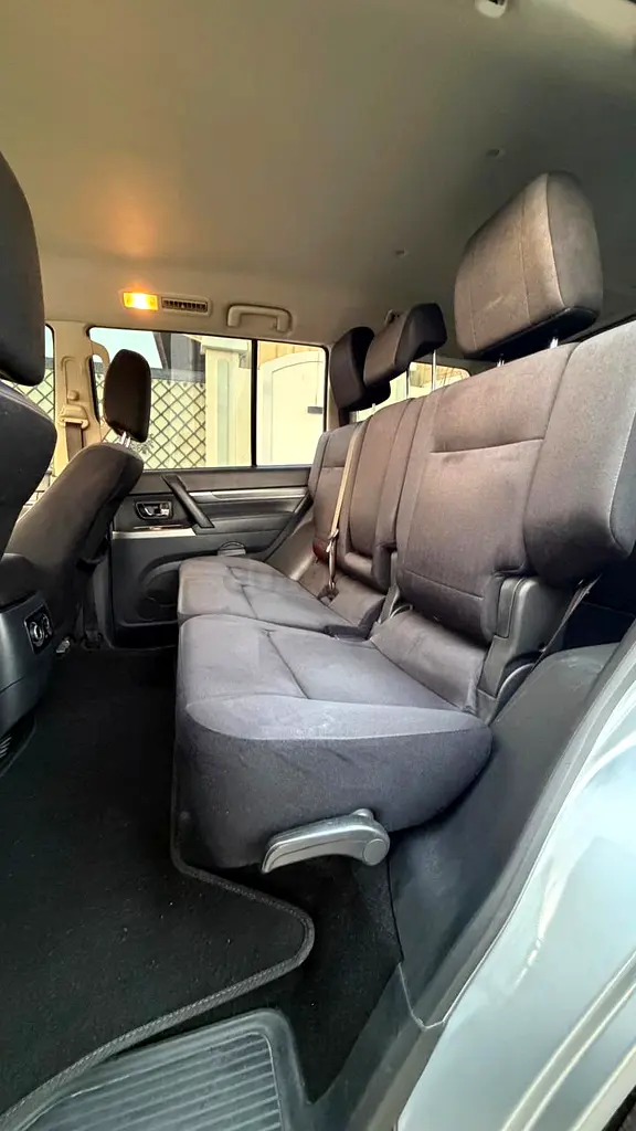 Mitsubishi Pajero GLS Mid Option GCC Specs Accident Free well Maintained - Image 14