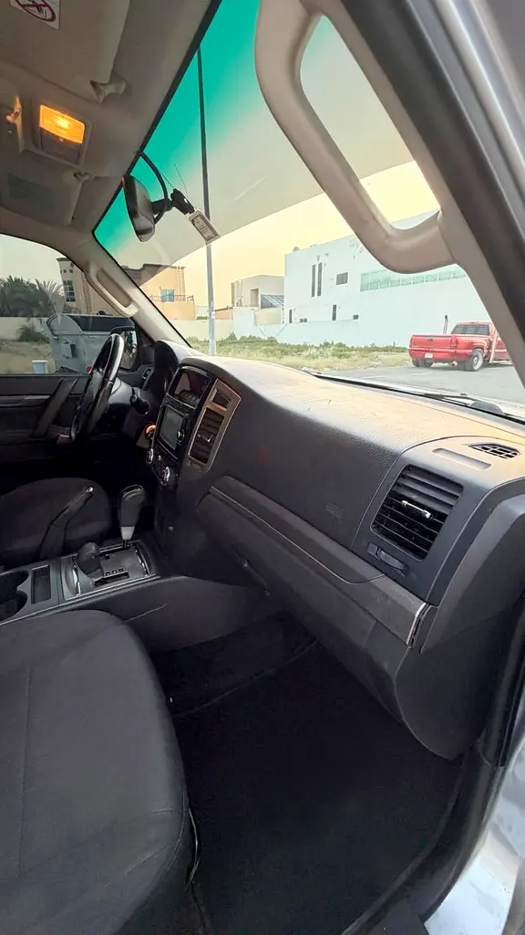 Mitsubishi Pajero GLS Mid Option GCC Specs Accident Free well Maintained - Image 15