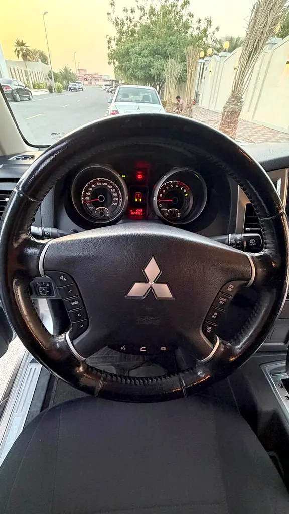 Mitsubishi Pajero GLS Mid Option GCC Specs Accident Free well Maintained - Image 17