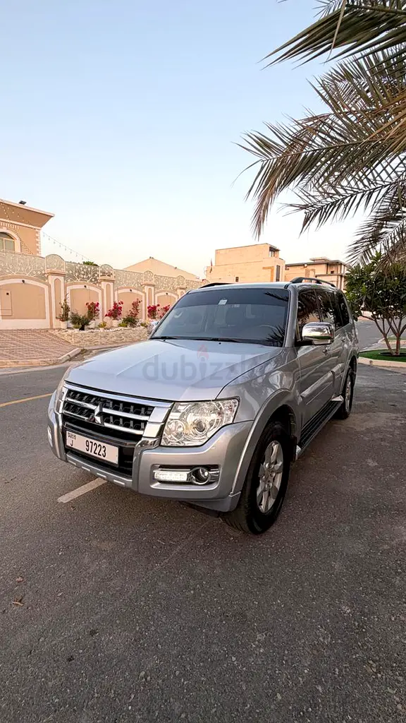 Mitsubishi Pajero GLS Mid Option GCC Specs Accident Free well Maintained - Image 4