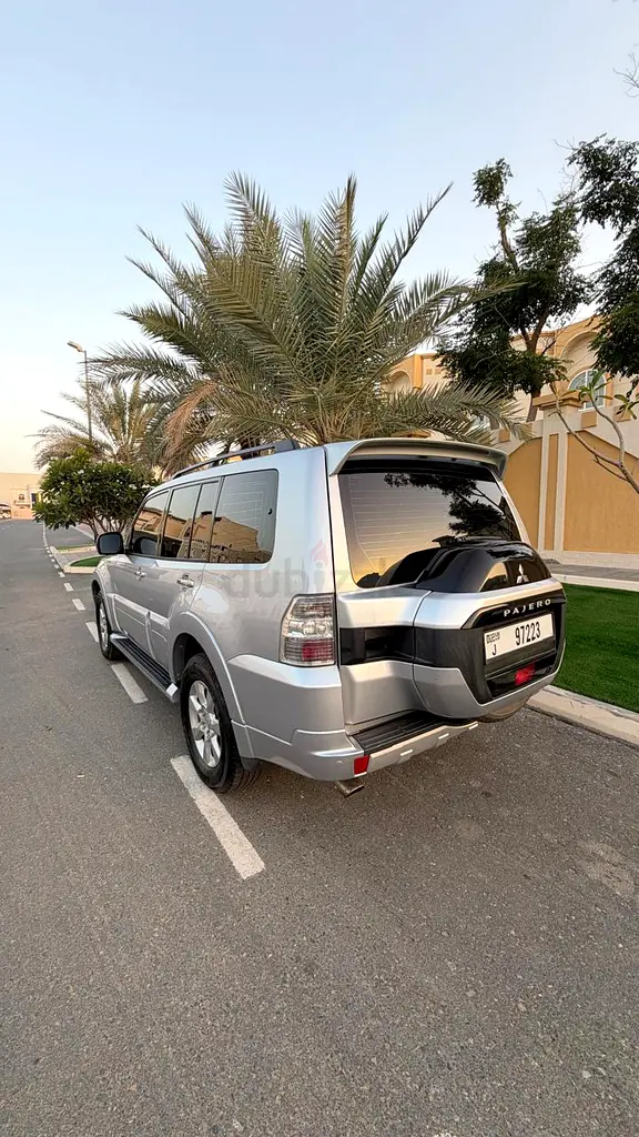 Mitsubishi Pajero GLS Mid Option GCC Specs Accident Free well Maintained - Image 6