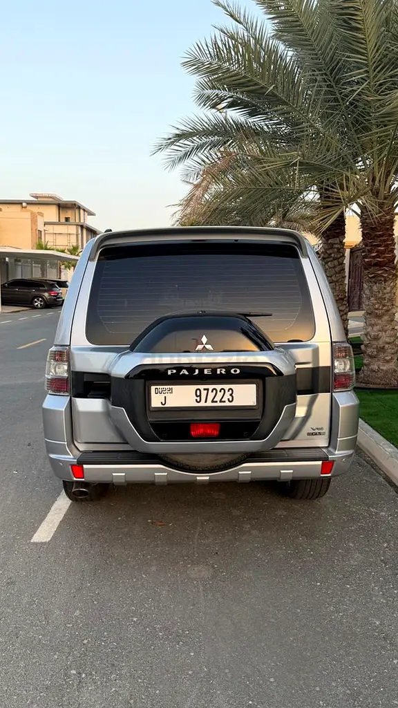 Mitsubishi Pajero GLS Mid Option GCC Specs Accident Free well Maintained - Image 7