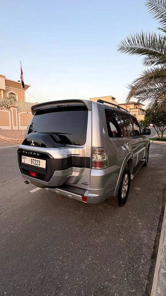 Mitsubishi Pajero GLS Mid Option GCC Specs Accident Free well Maintained - Image 8