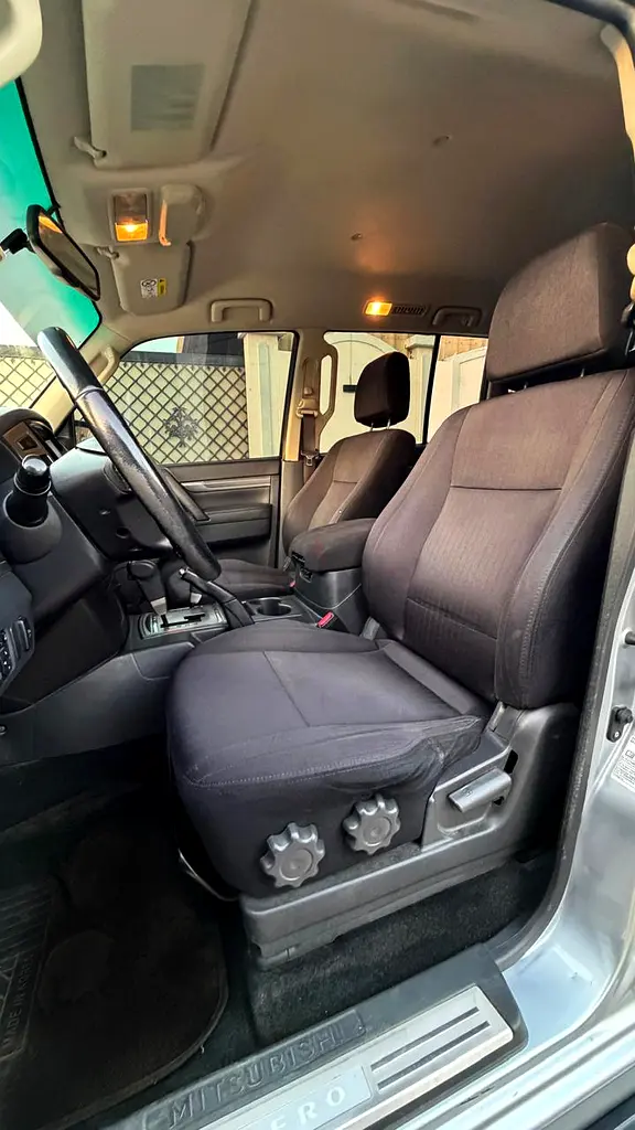 Mitsubishi Pajero GLS Mid Option GCC Specs Accident Free well Maintained - Image 9