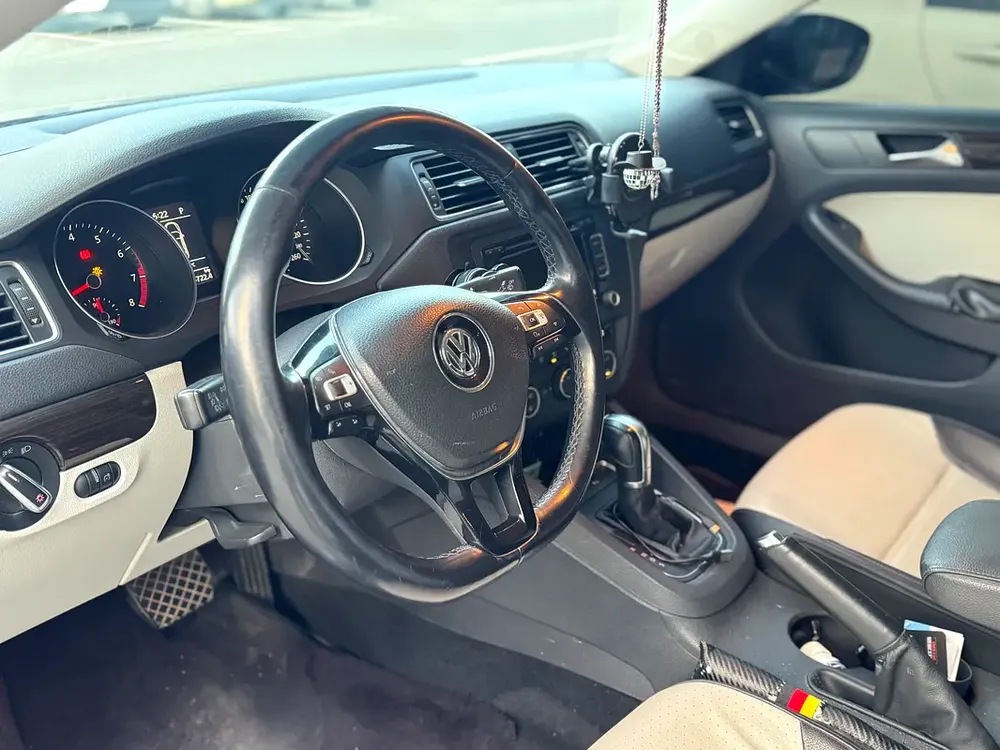 2016 Volkswagen Jetta - GCC Specs - Reliable and Efficient - Image 10