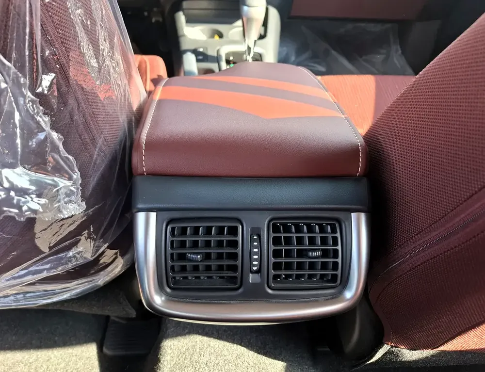 Toyota Hilux 2.4L 2025 AT DC Black Diesel - Image 10