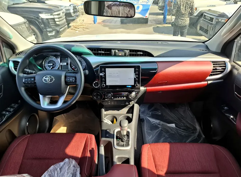 Toyota Hilux 2.4L 2025 AT DC Black Diesel - Image 11