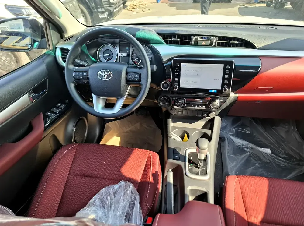 Toyota Hilux 2.4L 2025 AT DC Black Diesel - Image 12