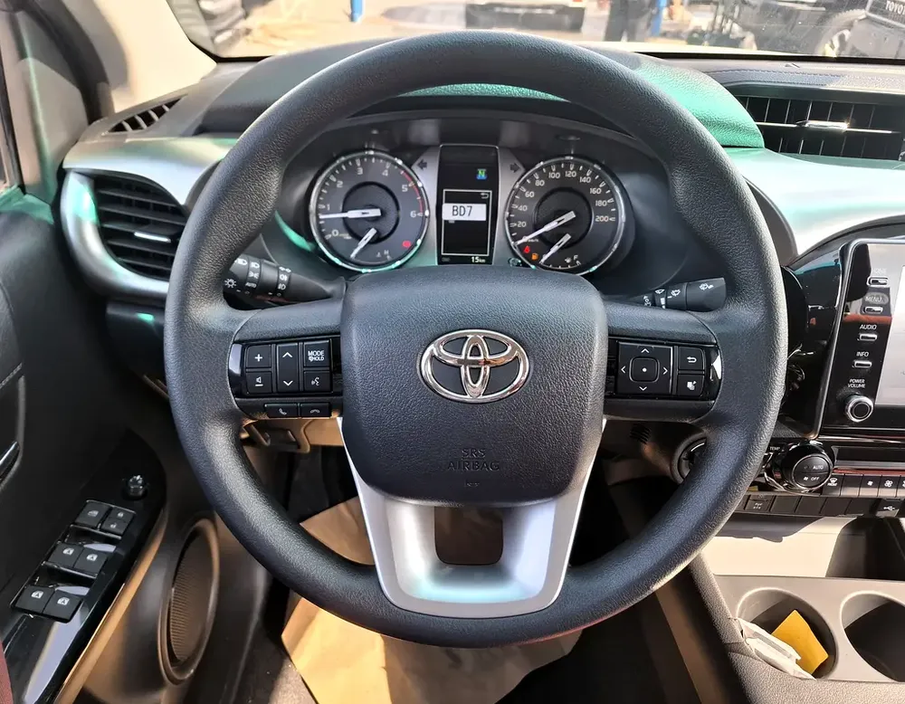 Toyota Hilux 2.4L 2025 AT DC Black Diesel - Image 13