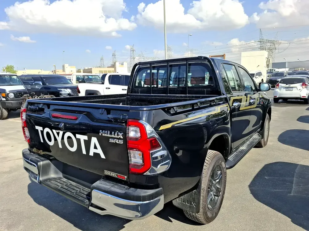 Toyota Hilux 2.4L 2025 AT DC Black Diesel - Image 18