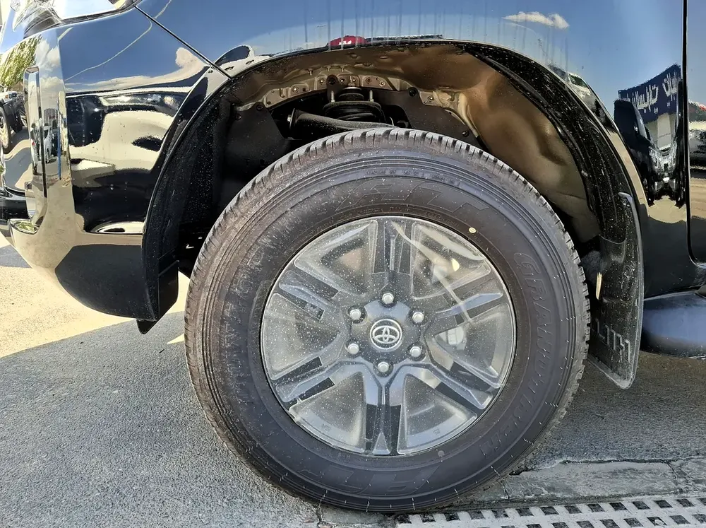 Toyota Hilux 2.4L 2025 AT DC Black Diesel - Image 4