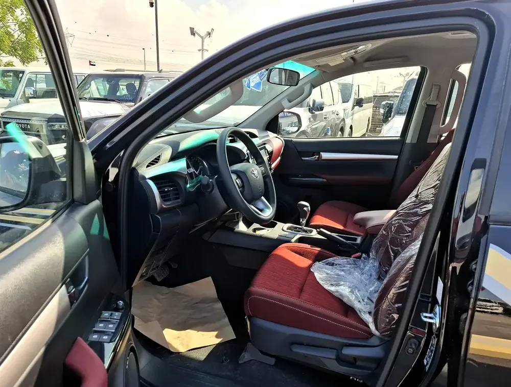Toyota Hilux 2.4L 2025 AT DC Black Diesel - Image 7