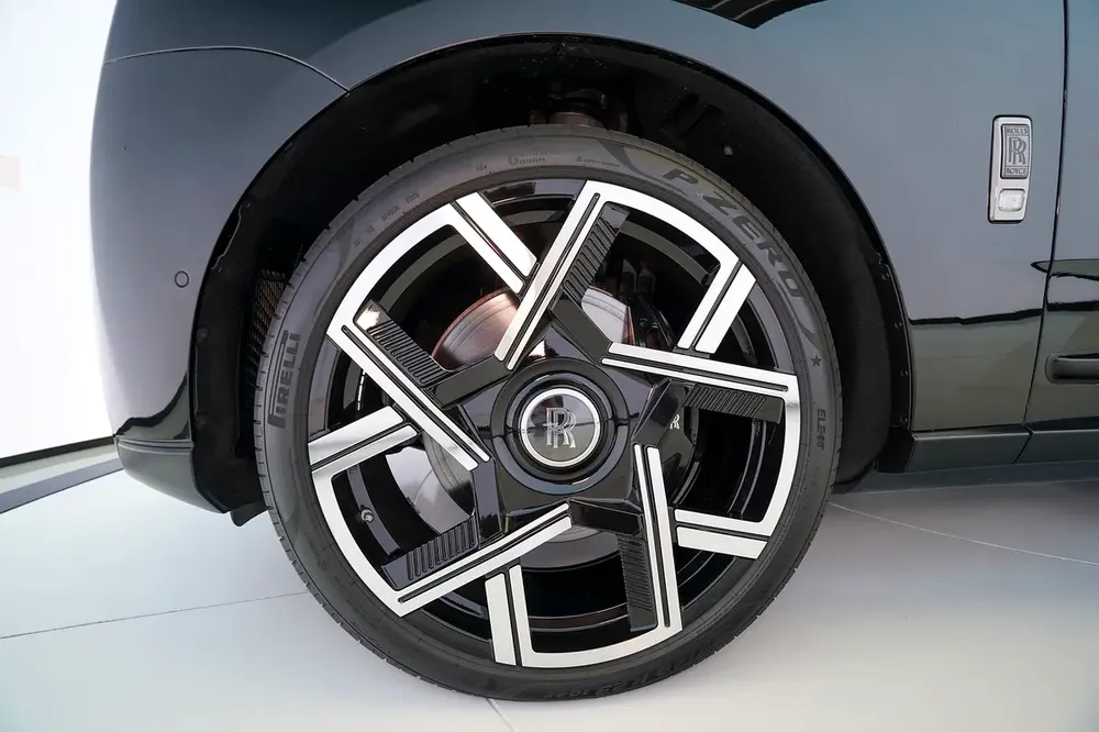 FACELIFT | WARRANTY + SERVICE JAN 2027 | BESPOKE AUDIO | PANORAMIC ROOF | WOOD TRIM INTERIOR - Image 6