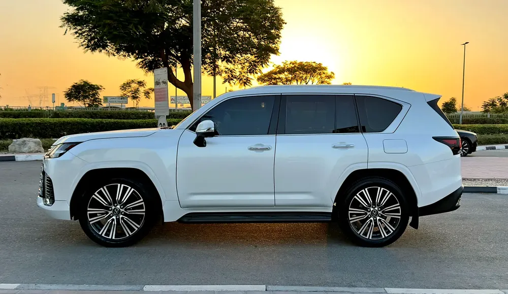 2023 Lexus LX600 Ash Wood, Dealer Warranty, GCC Specifications - Image 4