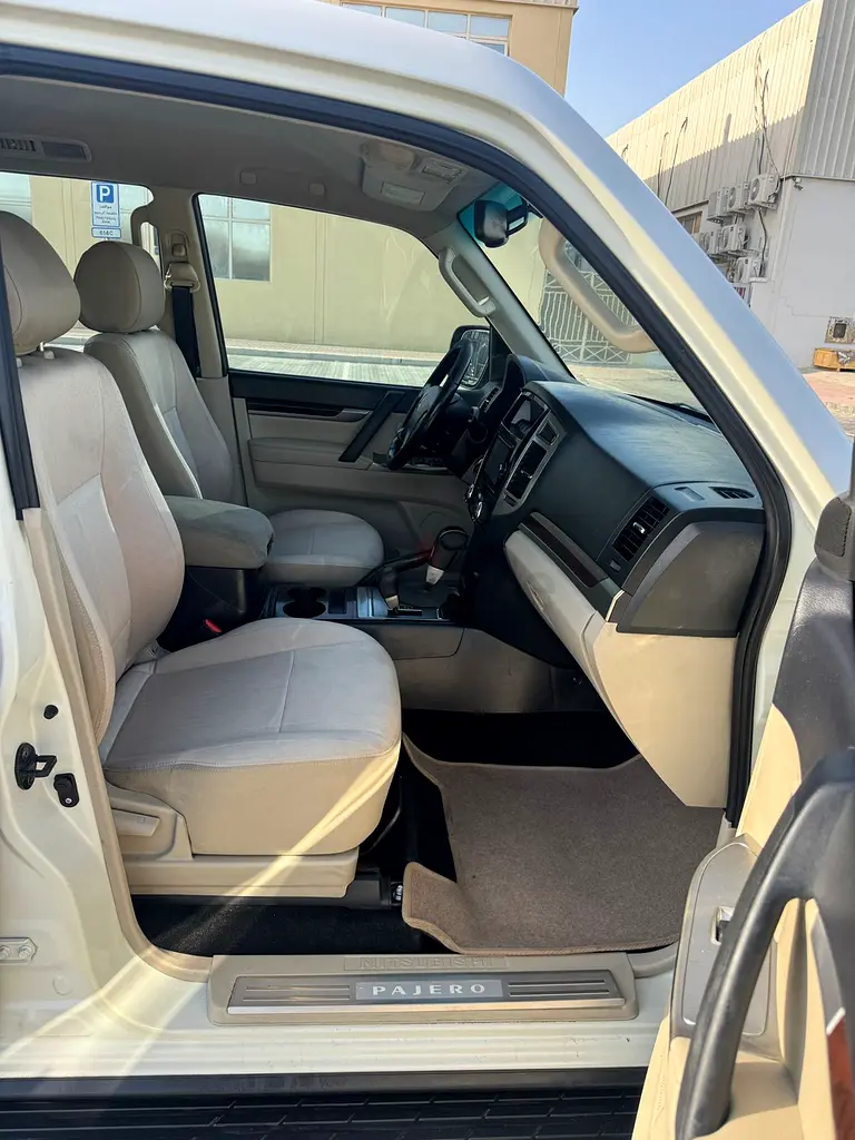 Mitsubishi Pajero 2017 GLS MID | GCC Specs | Well Maintained - Image 9