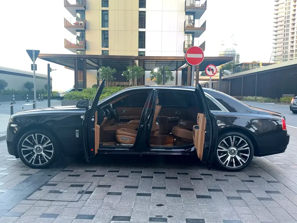 Rolls-Royce Ghost Series II LWB 2015 GCC Specs - Pristine Condition - Image 4