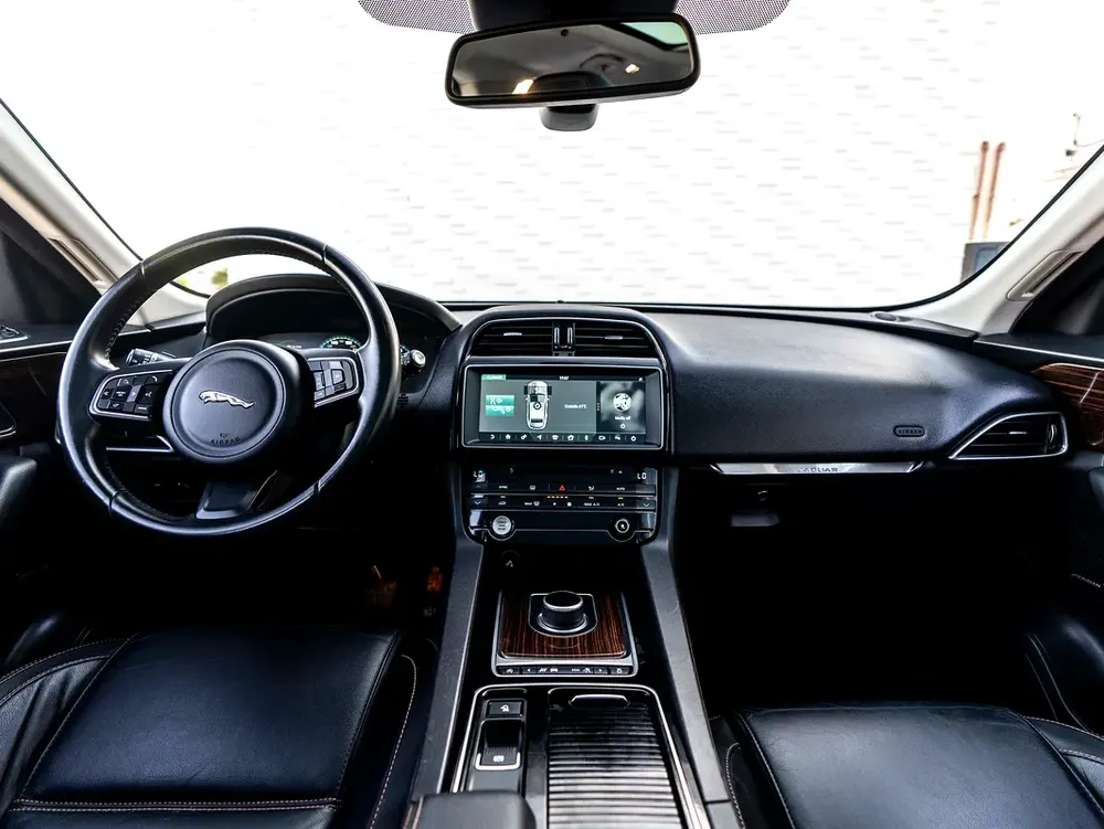 0% DOWN PAYMENT | 🚀FAST-TRACK FINANCING | JAGUAR F-PACE 35T PURE | JUNE EDITION | GCC - Image 16