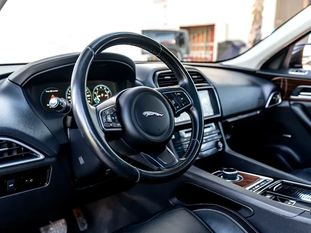 0% DOWN PAYMENT | 🚀FAST-TRACK FINANCING | JAGUAR F-PACE 35T PURE | JUNE EDITION | GCC - Image 9