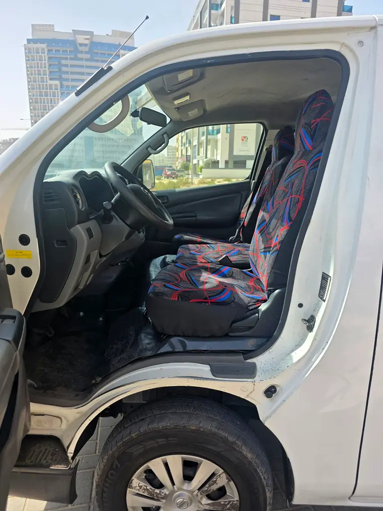 Nissan urvan 5 seater + van very clean - Image 5