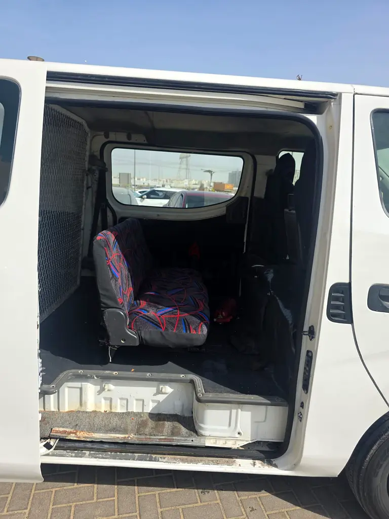 Nissan urvan 5 seater + van very clean - Image 6