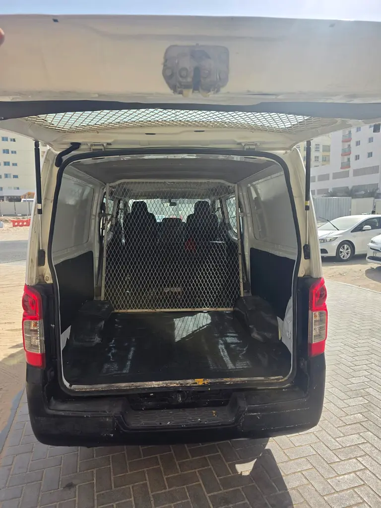 Nissan urvan 5 seater + van very clean - Image 7