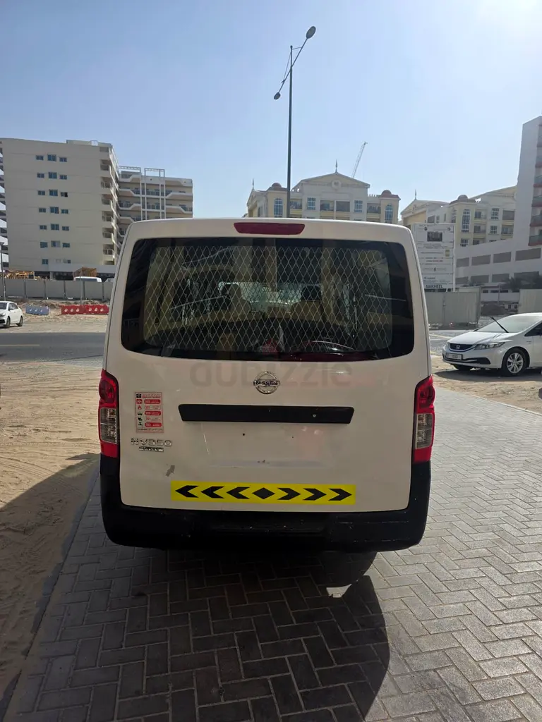 Nissan urvan 5 seater + van very clean - Image 8