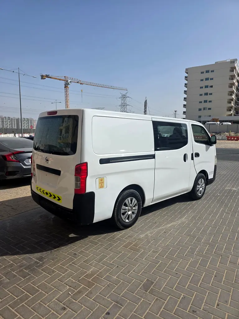 Nissan urvan 5 seater + van very clean - Image 9