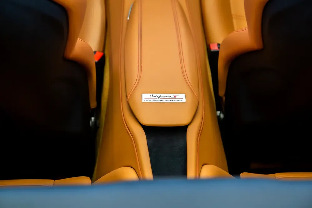 CALIFORNIA T V8 | CARBON TRIM INTERIOR | GCC | RED/TAN - Image 10