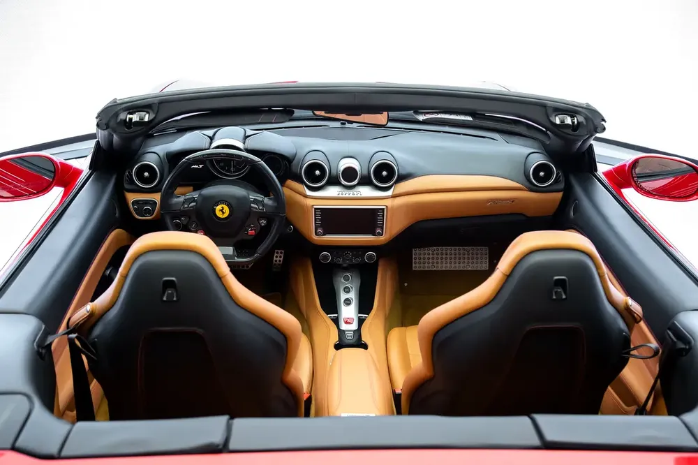 CALIFORNIA T V8 | CARBON TRIM INTERIOR | GCC | RED/TAN - Image 11