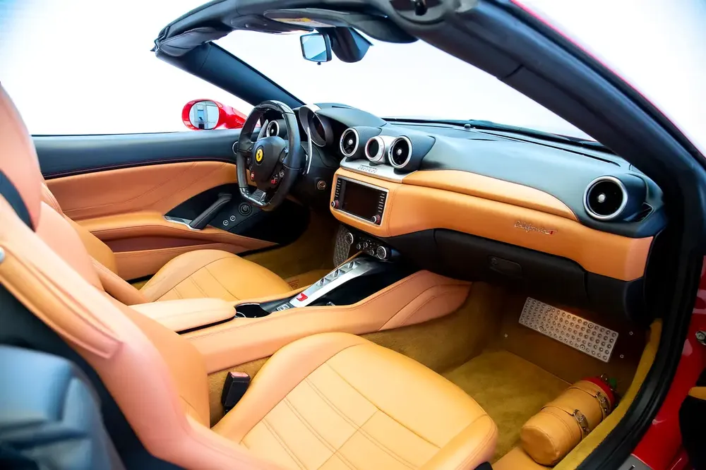 CALIFORNIA T V8 | CARBON TRIM INTERIOR | GCC | RED/TAN - Image 12