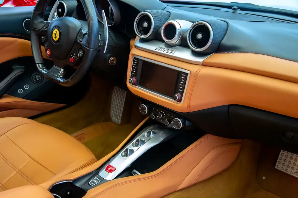 CALIFORNIA T V8 | CARBON TRIM INTERIOR | GCC | RED/TAN - Image 13