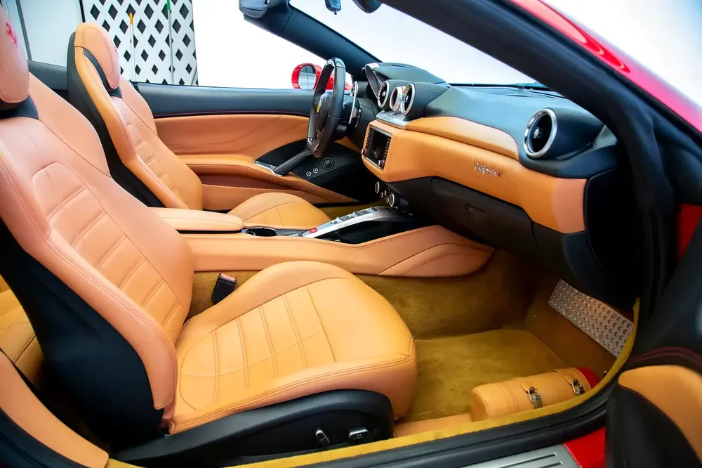 CALIFORNIA T V8 | CARBON TRIM INTERIOR | GCC | RED/TAN - Image 14