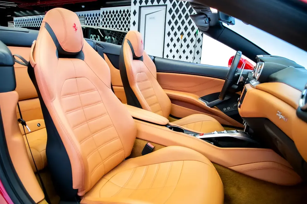 CALIFORNIA T V8 | CARBON TRIM INTERIOR | GCC | RED/TAN - Image 15