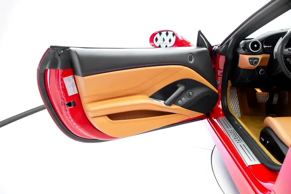 CALIFORNIA T V8 | CARBON TRIM INTERIOR | GCC | RED/TAN - Image 6