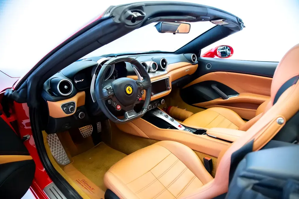 CALIFORNIA T V8 | CARBON TRIM INTERIOR | GCC | RED/TAN - Image 7