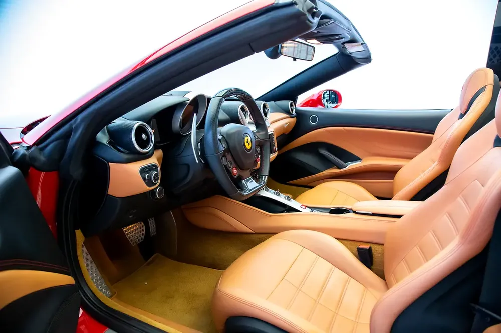 CALIFORNIA T V8 | CARBON TRIM INTERIOR | GCC | RED/TAN - Image 8