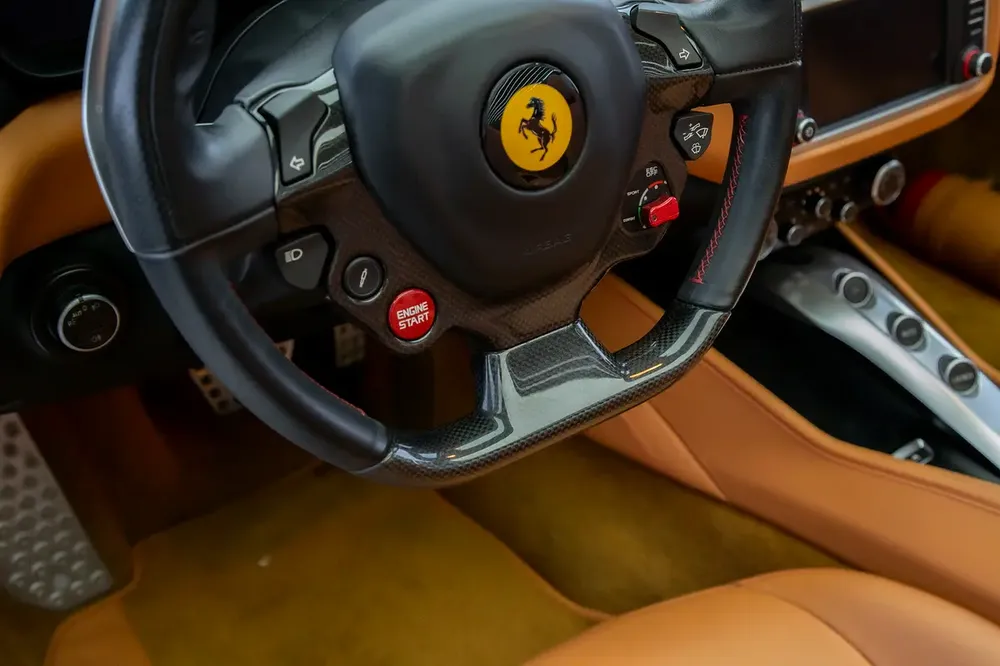 CALIFORNIA T V8 | CARBON TRIM INTERIOR | GCC | RED/TAN - Image 9