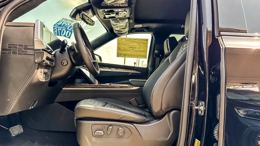 Cadillac Escalade Sport Platinum Executive 6.2L V8 4WD 2026 Brand New American Specs - Image 9